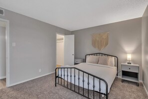 1 bedroom, iron/ironing board, WiFi, bed sheets - Spacious Midland Getaway + Pool (Midland)