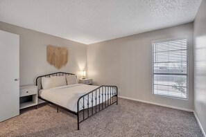 1 bedroom, iron/ironing board, WiFi, bed sheets - Spacious Midland Getaway + Pool (Midland)