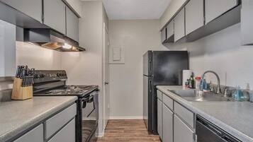 Lemari es, microwave, oven, dan kompor