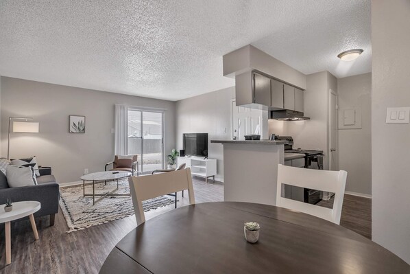 TV - Spacious Midland Getaway + Pool (Midland)