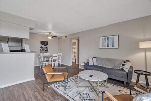 TV - Spacious Midland Getaway + Pool (Midland)