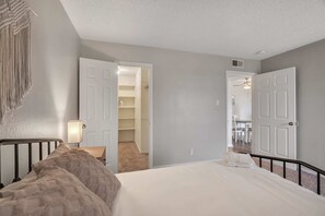 1 bedroom, iron/ironing board, free WiFi, bed sheets - Relaxing 1-bedroom Flat + Outdoor Pool (Midland)