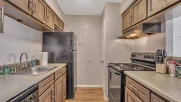 Microwave, oven, kompor, dan mesin pencuci piring