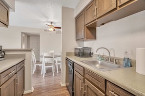 Microwave, oven, stovetop, dishwasher - Relaxing 1-bedroom Flat + Outdoor Pool (Midland)