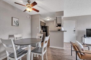 Dining - Relaxing 1-bedroom Flat + Outdoor Pool (Midland)
