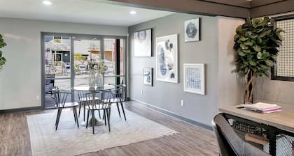 Spacious Midland Getaway With Balcony