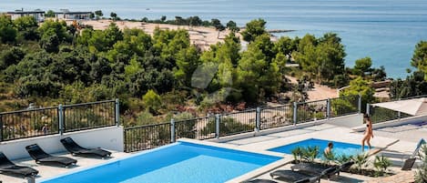 Una piscina al aire libre