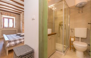 3 bedrooms, iron/ironing board, free WiFi