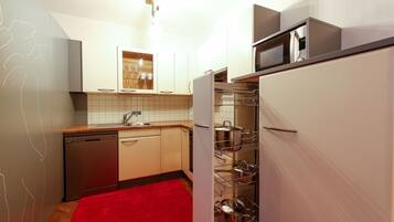 Kühlschrank, Mikrowelle, Ofen, Herdplatte