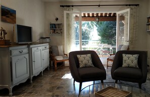 Smart TV, fireplace, DVD player, foosball