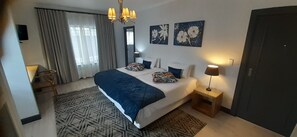 Luxury Twin Room | Premium bedding, in-room safe, individually decorated - Guesthouse Indongo (Swakopmund)
