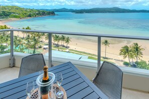 Outdoor dining - Whitsunday East 1106 on Hamilton Island by HamoRent (Hamilton Island)