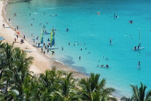 Sun-loungers, beach towels - Whitsunday East 1106 on Hamilton Island by HamoRent (Hamilton Island)