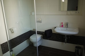 Shower, hair dryer, towels, soap - Double room - Neckar berth (Neckarsulm)