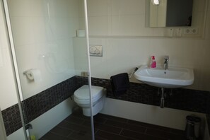 Haartrockner, Handtücher, Seife, Toilettenpapier
