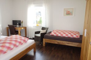 Unclassified image, 4 of 13, button - Double room - Neckar berth (Neckarsulm)