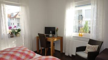 1 habitación, caja de seguridad en la habitación y escritorio