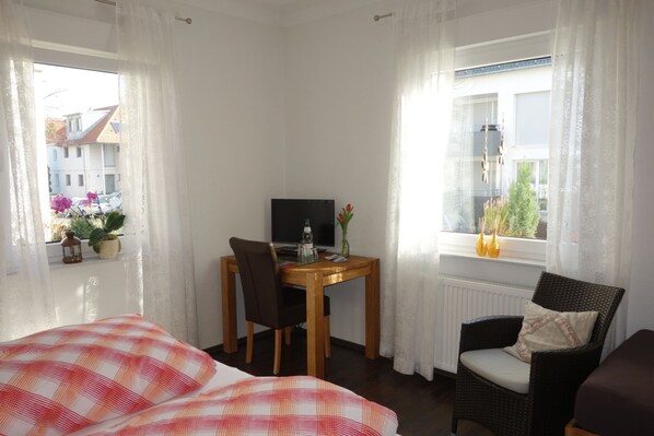 1 bedroom, in-room safe, desk, travel crib