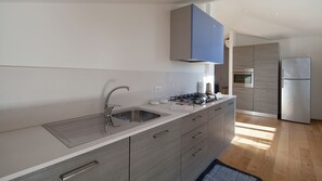 Kjøleskap, ovn, kokeplater og oppvaskmaskin