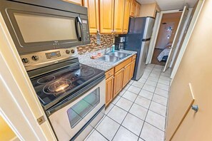 Refrigerador, microondas, horno y parrilla de estufa 