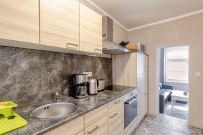 KĂŒhlschrank, Mikrowelle, Ofen, Herdplatte