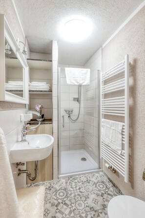 Doccia, asciugacapelli, asciugamani, carta igienica