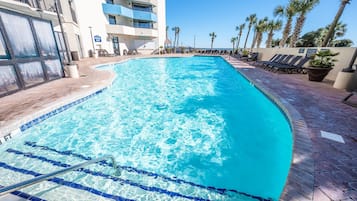 Alberca techada y alberca climatizada