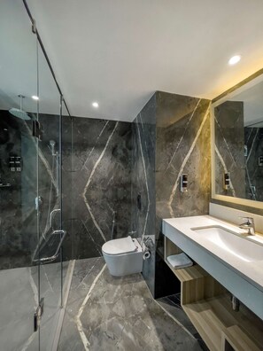 Shower, rainfall showerhead, hair dryer, bathrobes - Radisson Hotel Bareilly Airport (Bareilly)