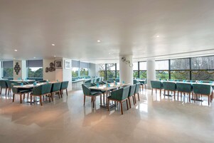 2 restaurantes, cocina internacional