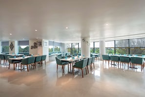 2 restaurants, international cuisine - Radisson Hotel Bareilly Airport (Bareilly)