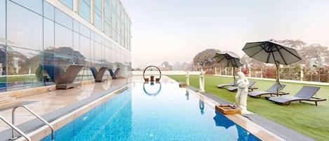 Indoor pool, sun loungers