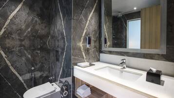 Dusche, Regendusche, Haartrockner, Bademäntel