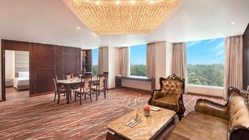 Schreibtisch, laptopgeeigneter Arbeitsplatz, schallisolierte Zimmer