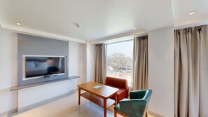 Desk, laptop workspace, soundproofing, iron/ironing board - Radisson Hotel Bareilly Airport (Bareilly)