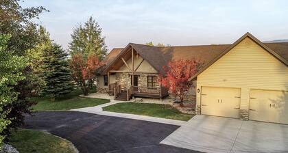 Huge Family Retreat with Hot Tub + Game Room