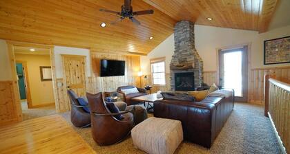 Huge Family Retreat with Hot Tub + Game Room