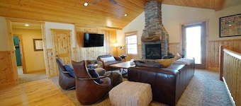 Huge Family Retreat with Hot Tub + Game Room