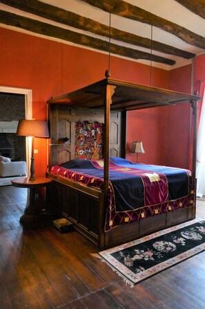 4 bedrooms, iron/ironing board, WiFi, bed sheets - La Licorne, a small château (300m2) in Dordogne (Coux-et-Bigaroque-Mouzens)