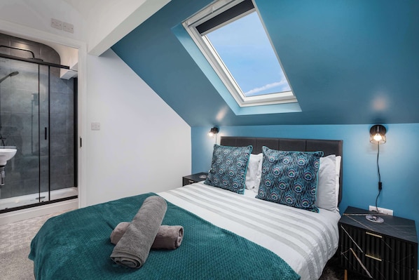 3 bedrooms, desk, iron/ironing board, travel crib