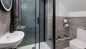 A modern bathroom with a glass-enclosed shower, a white sink, and a toilet. - ★Heart of the City★Totally Upgraded ✔ Sleeps 10 (Sheffield)