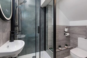 Douche, sèche-cheveux, serviettes fournies, shampoing