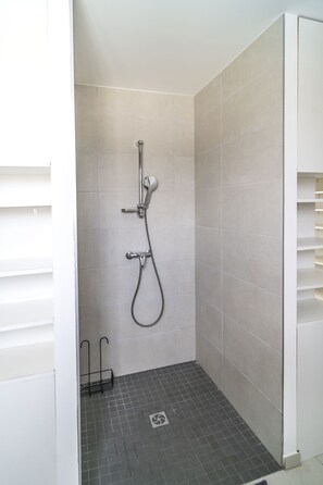 Baignoire, serviettes fournies, savon, papier toilette
