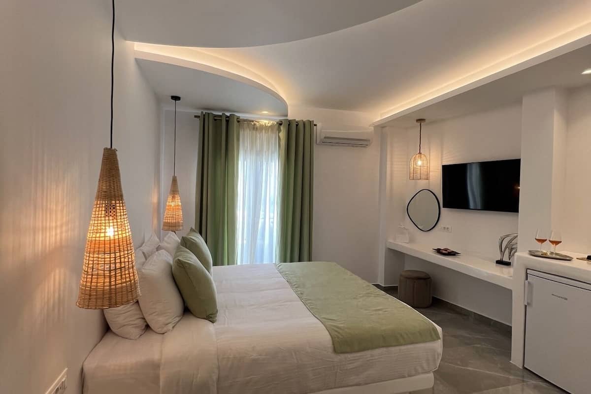 superior suite, jetted tub, sea view | 1 bedroom, individually decorated, individually furnished, desk