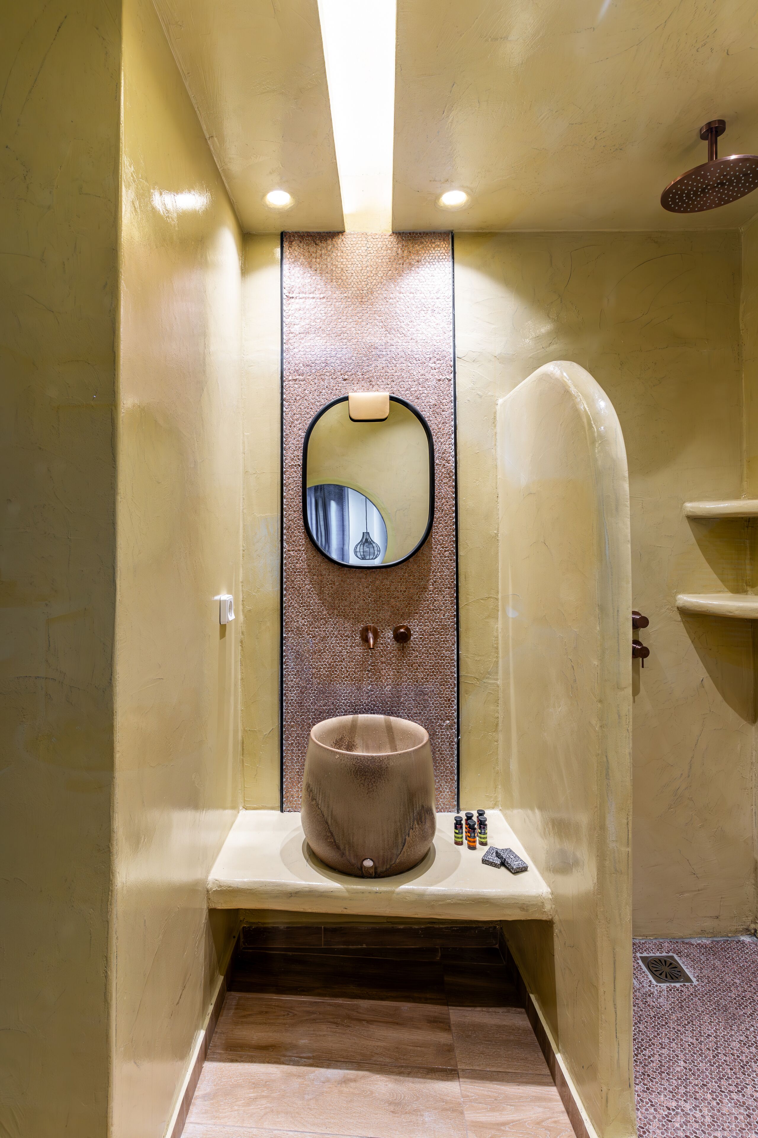 junior suite, jetted tub, courtyard view | bathroom | shower, free toiletries, hair dryer, towels