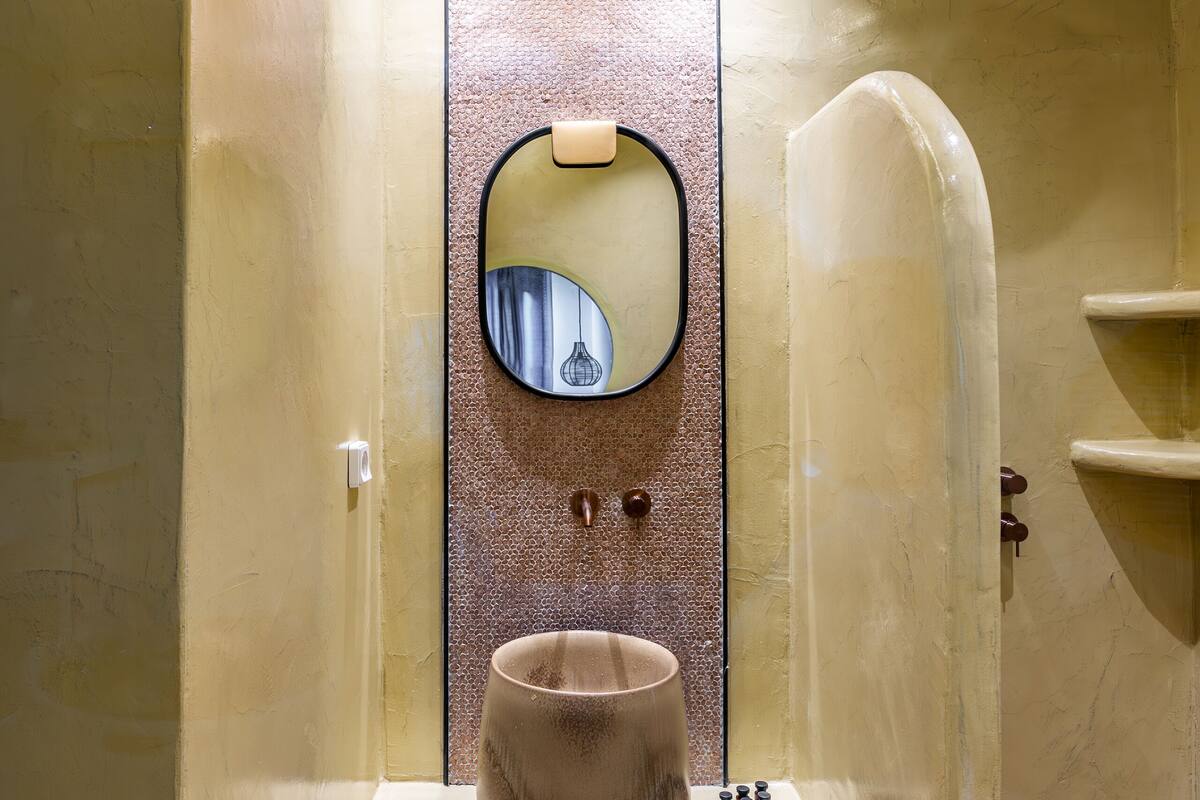 junior suite, jetted tub, courtyard view | bathroom | shower, free toiletries, hair dryer, towels