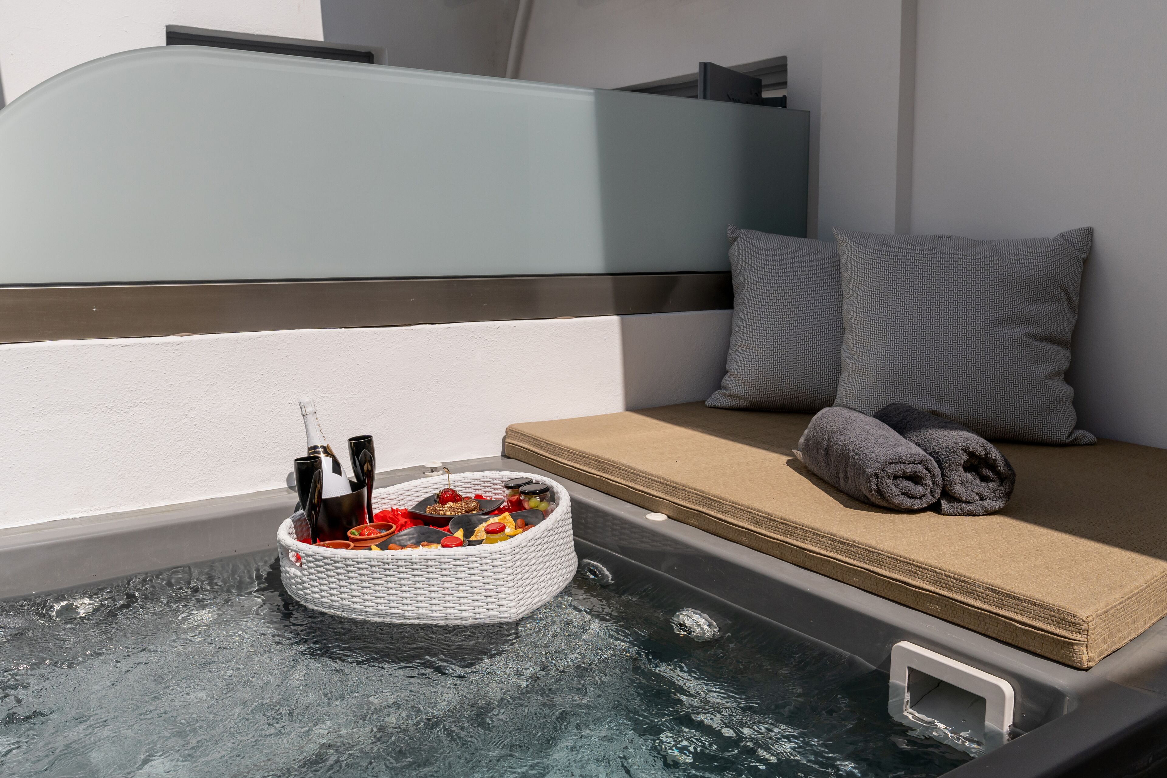 junior suite, jetted tub, courtyard view | private spa tub