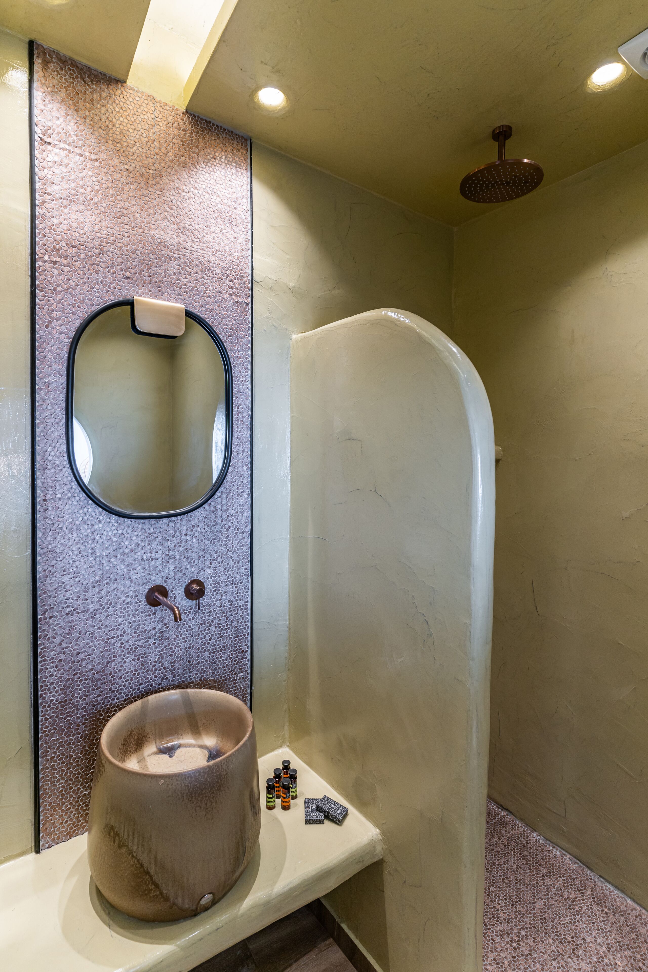 junior suite, jetted tub, courtyard view | bathroom | shower, free toiletries, hair dryer, towels