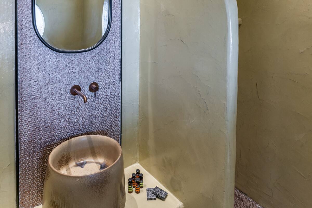 junior suite, jetted tub, courtyard view | bathroom | shower, free toiletries, hair dryer, towels