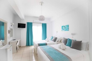 Familienzimmer, eingeschränkter Meerblick | 1 Schlafzimmer, individuell dekoriert, individuell eingerichtet