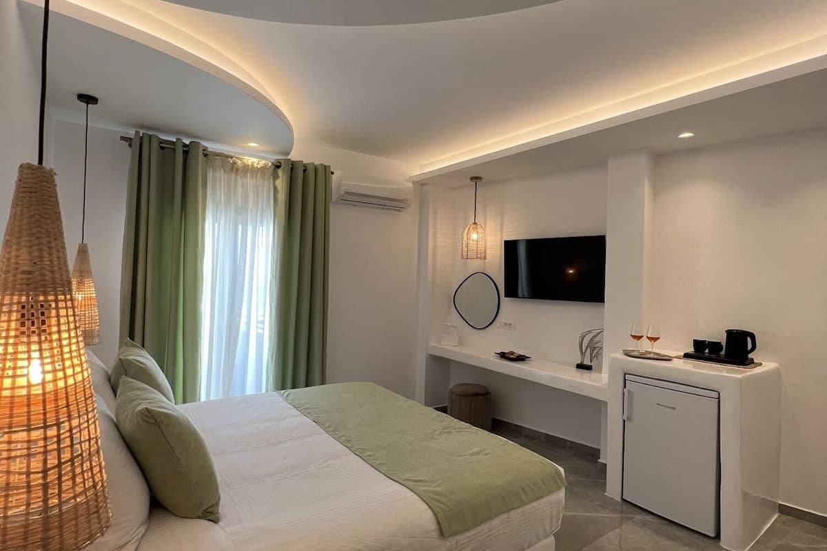 superior suite, jetted tub, sea view | 1 bedroom, individually decorated, individually furnished, desk